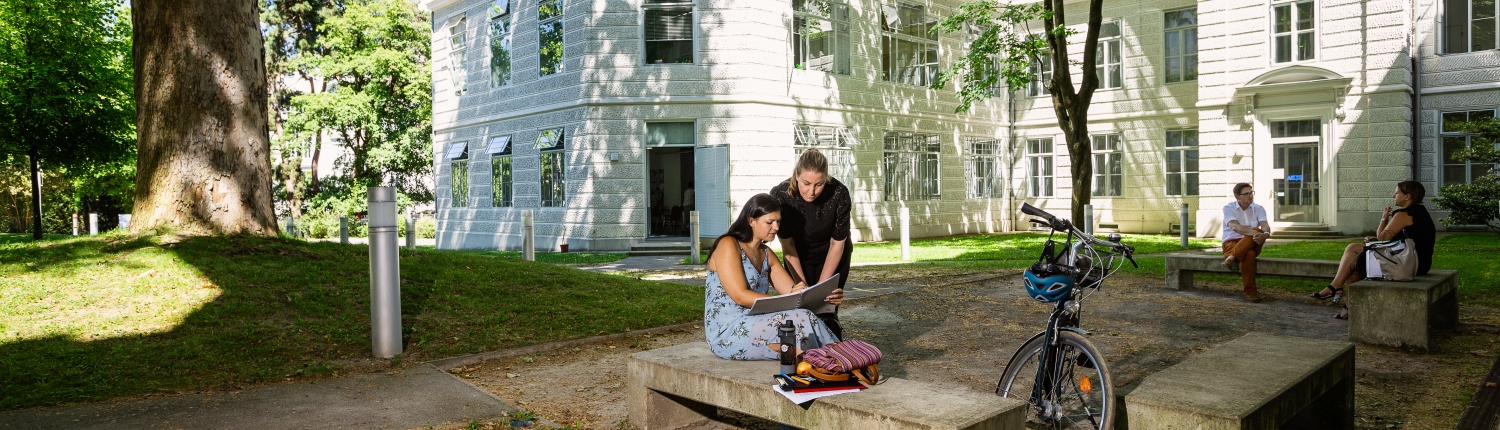 Zwei Frauen im Gespräch im Innenhof des Campus Alsergrund